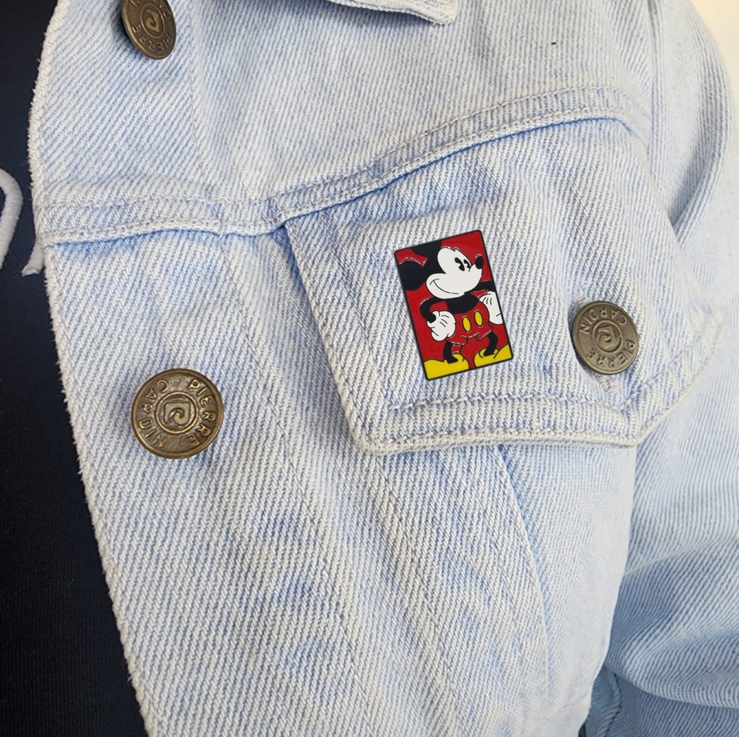 Pin cuadro de Mickey rojo
