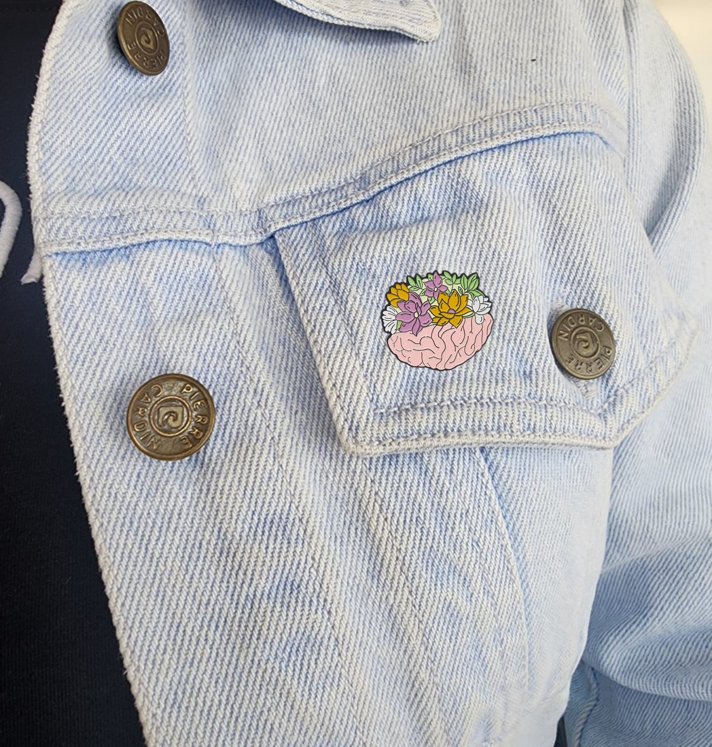 Pin cerebro con flores