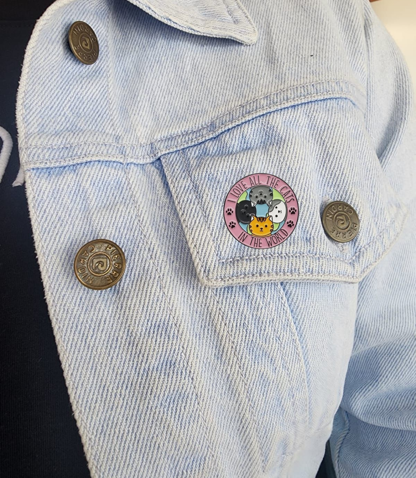 Pin circulo de 4 gatos