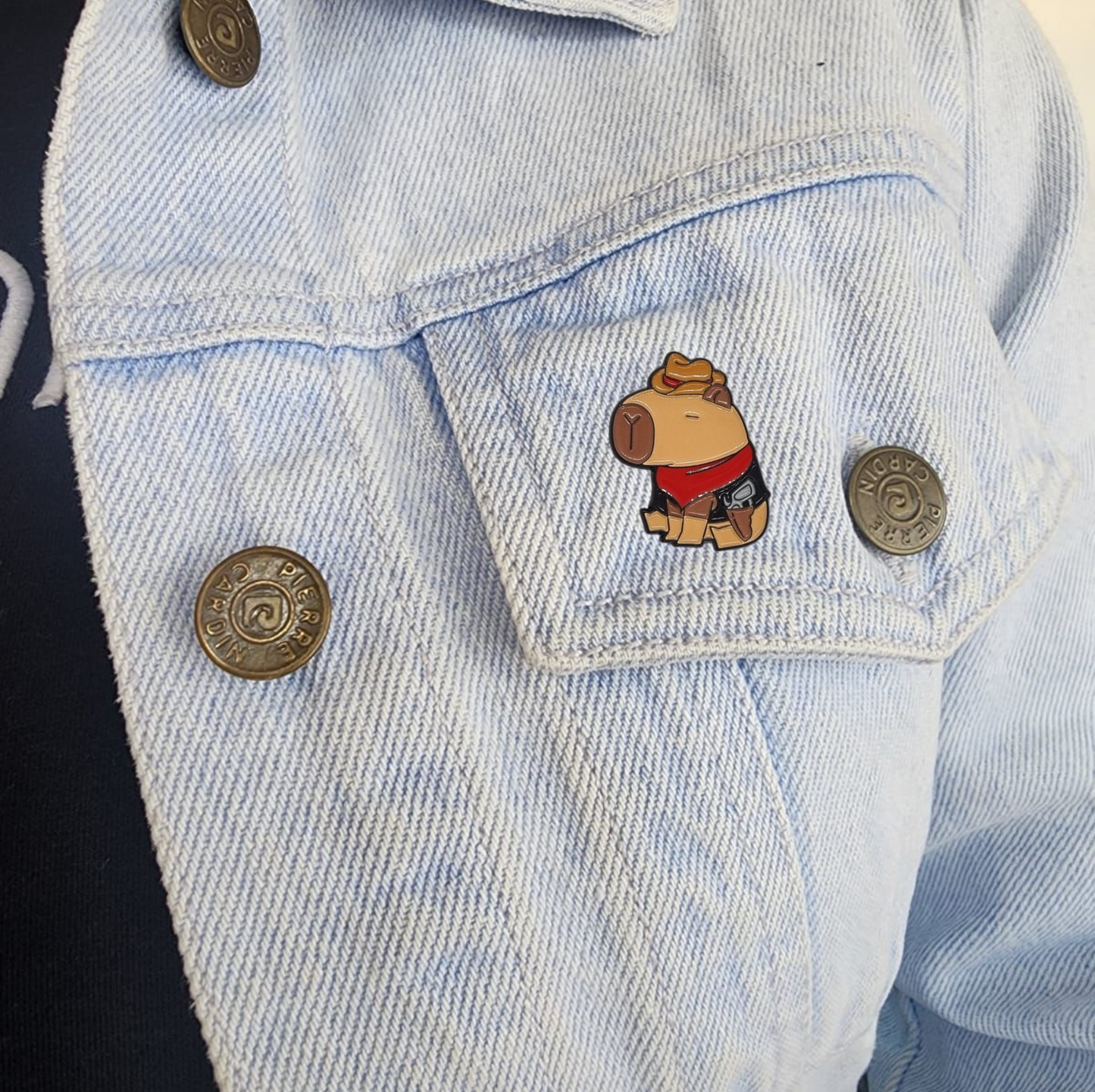 Pin capibara vaquero