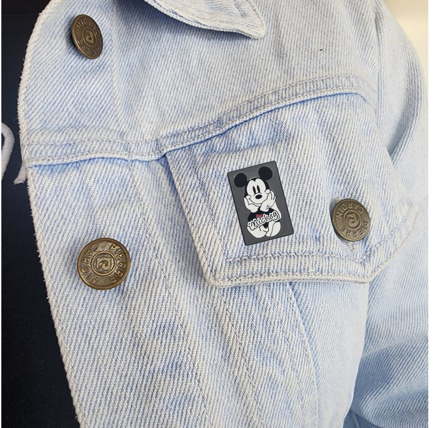 Pin cuadro Mickey gris