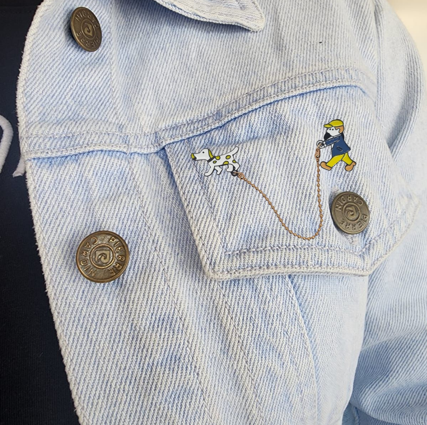 Pin niño paseando al perro