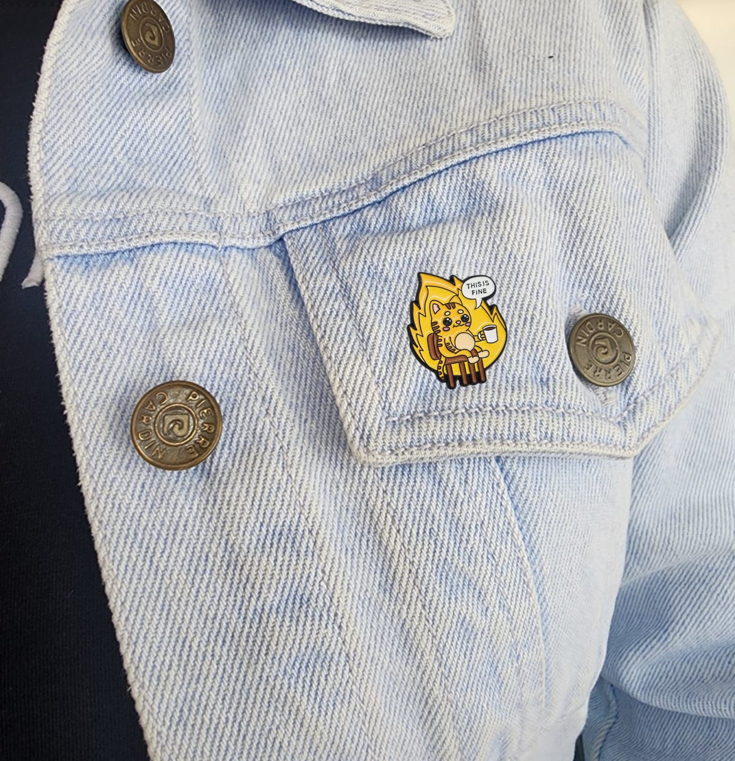 Pin gatito en llamas