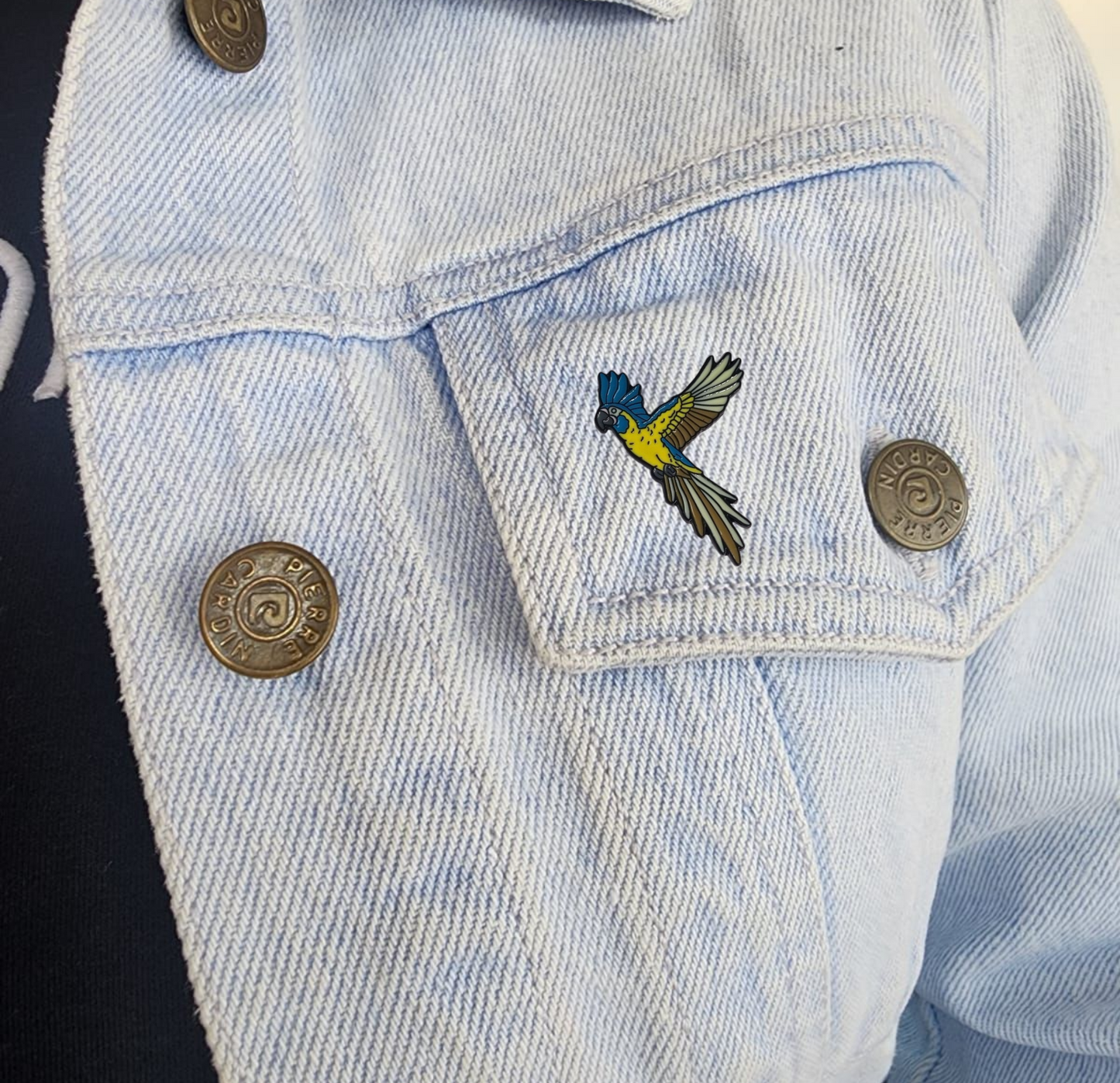 Pin Guacamaya garganta azul