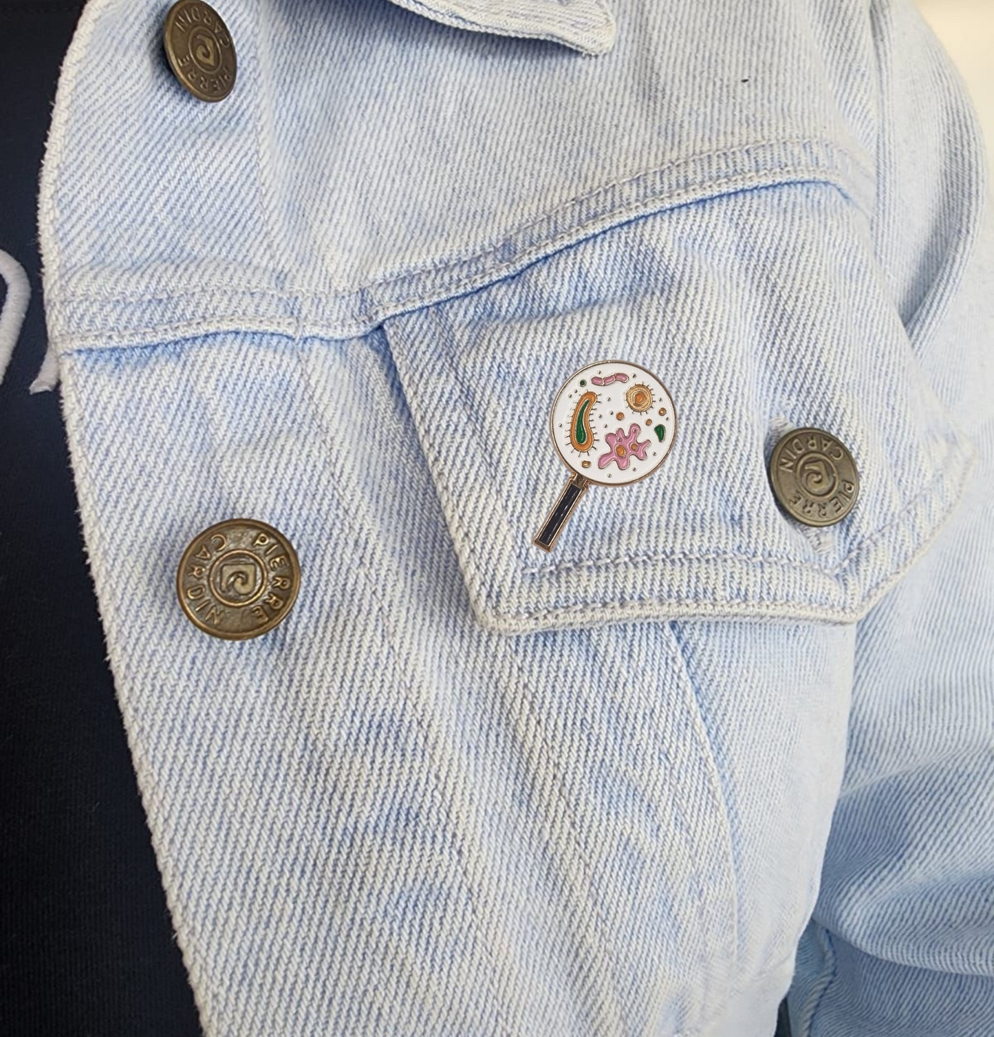 Pin lupa de aumento de bacterias