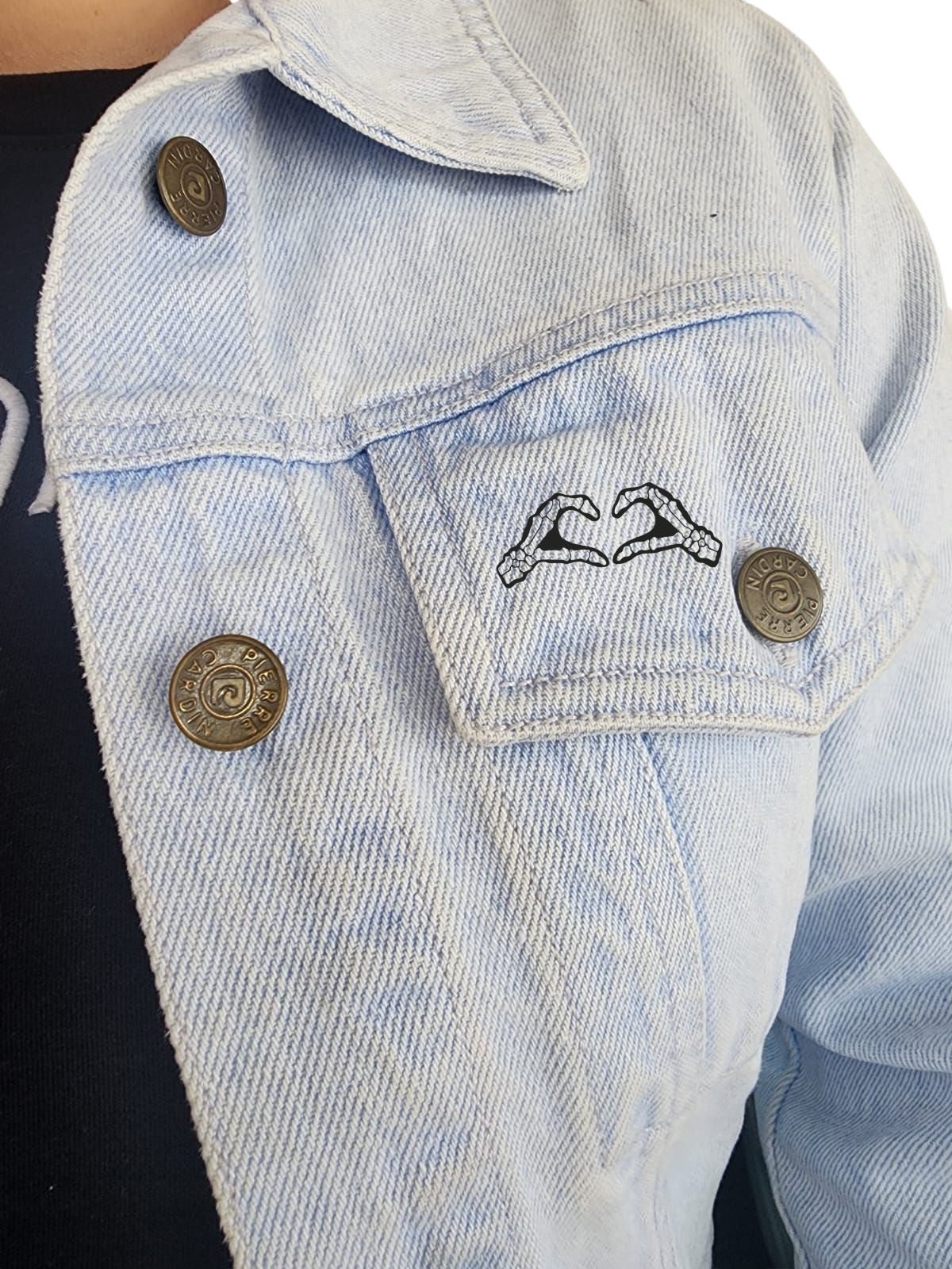 Pin manos de hueso formando un corazón