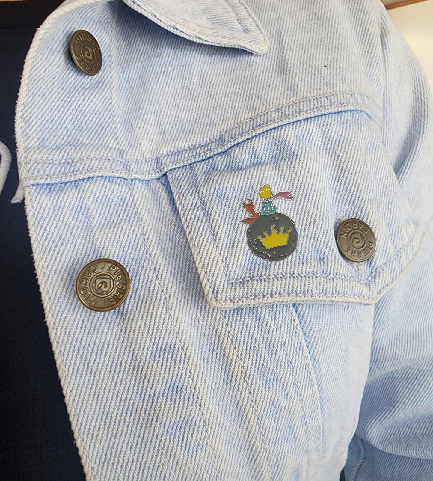 Pin principito en la luna