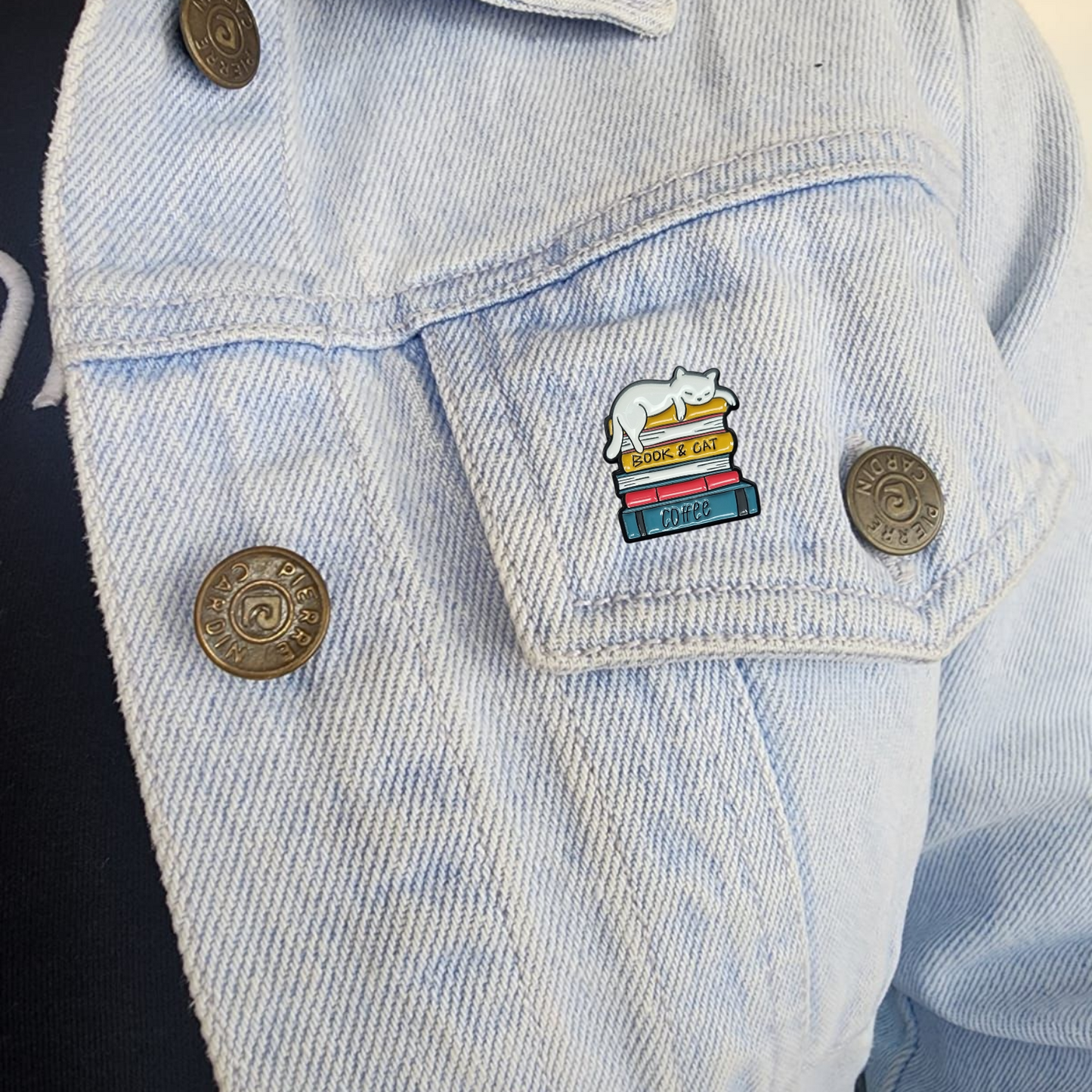 Pin gatito con libros