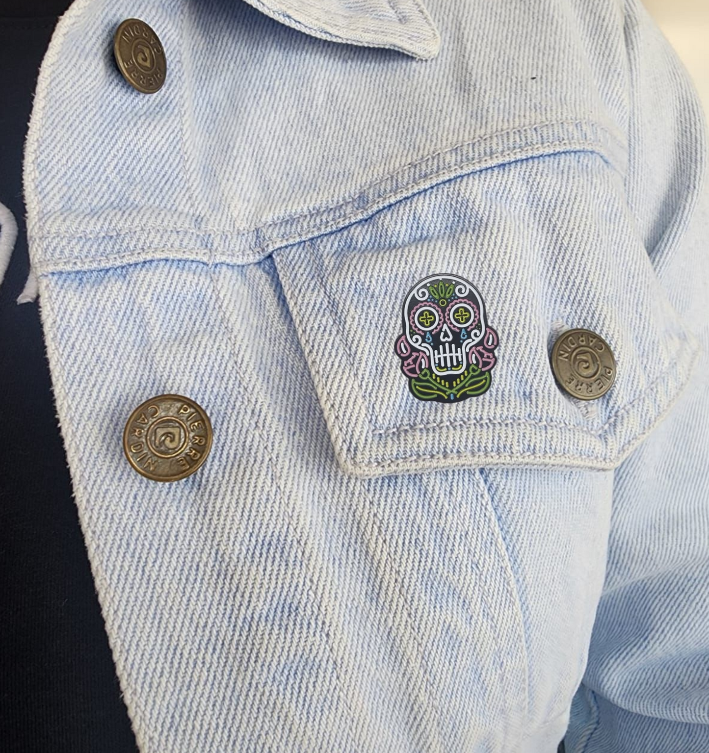 Pin calavera neón