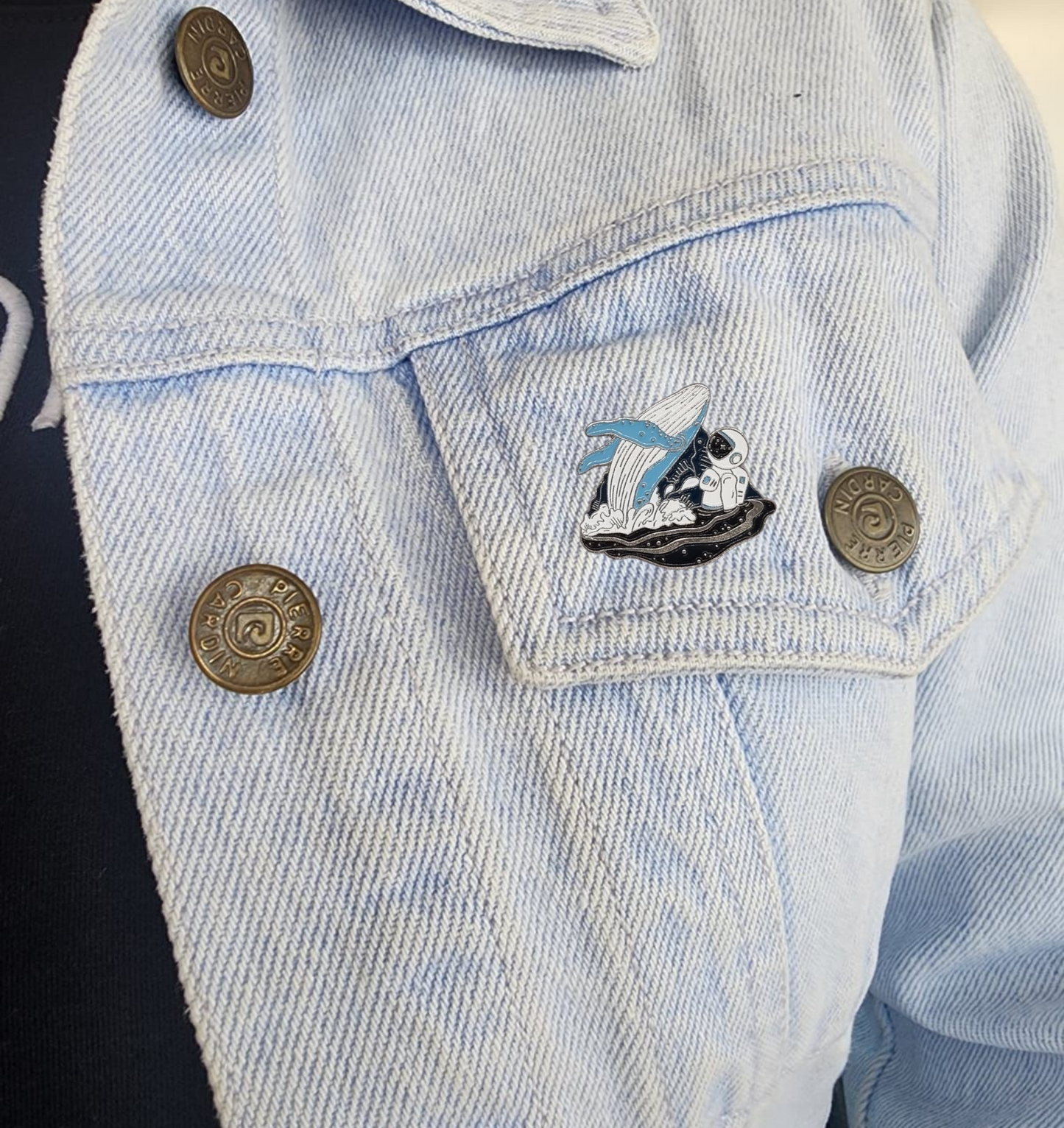 Pin astronauta con ballena