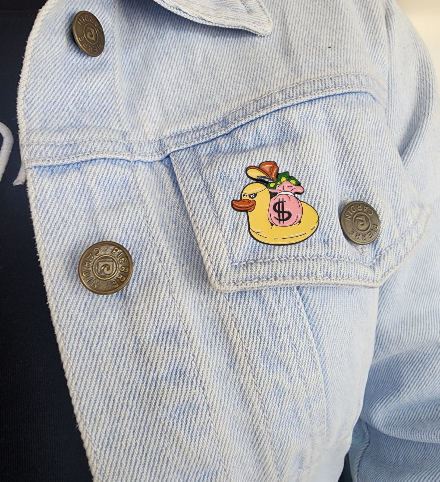 Pin pato con parche y gorra