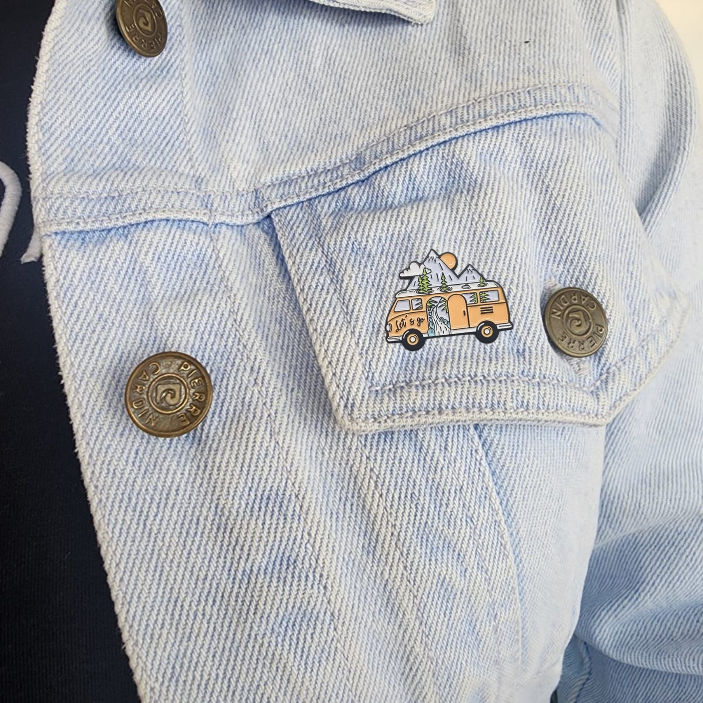 Pin van con montañas