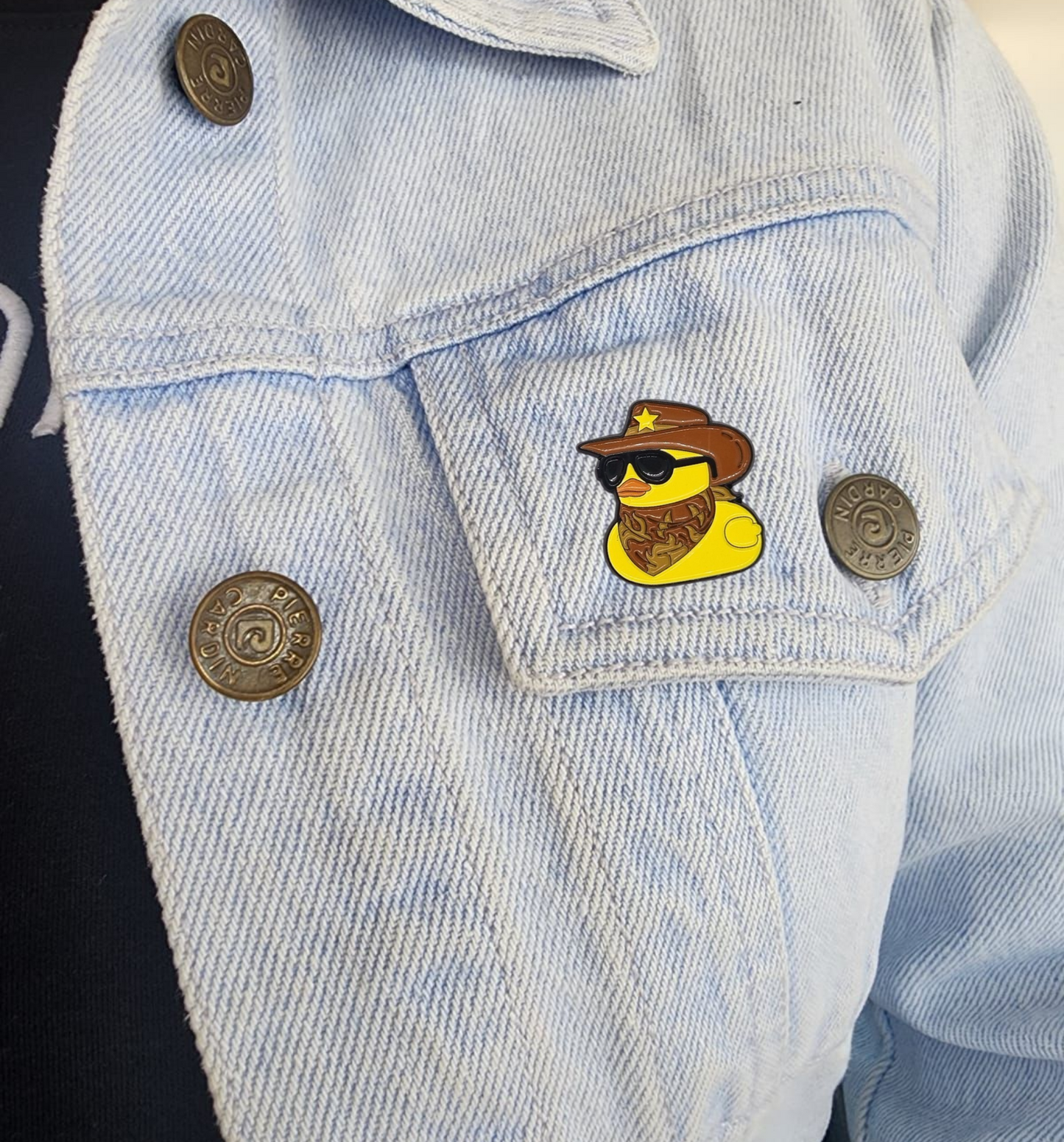 Pin pato sombrero con pañuelo