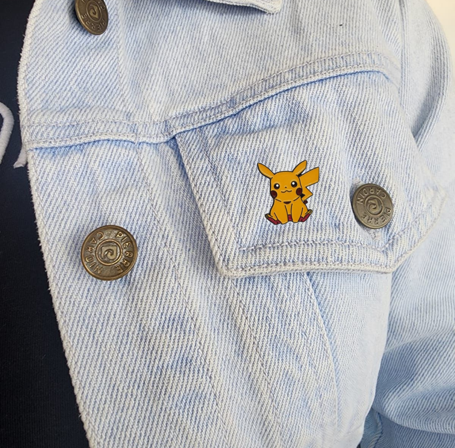 Pin Pikachu sentado