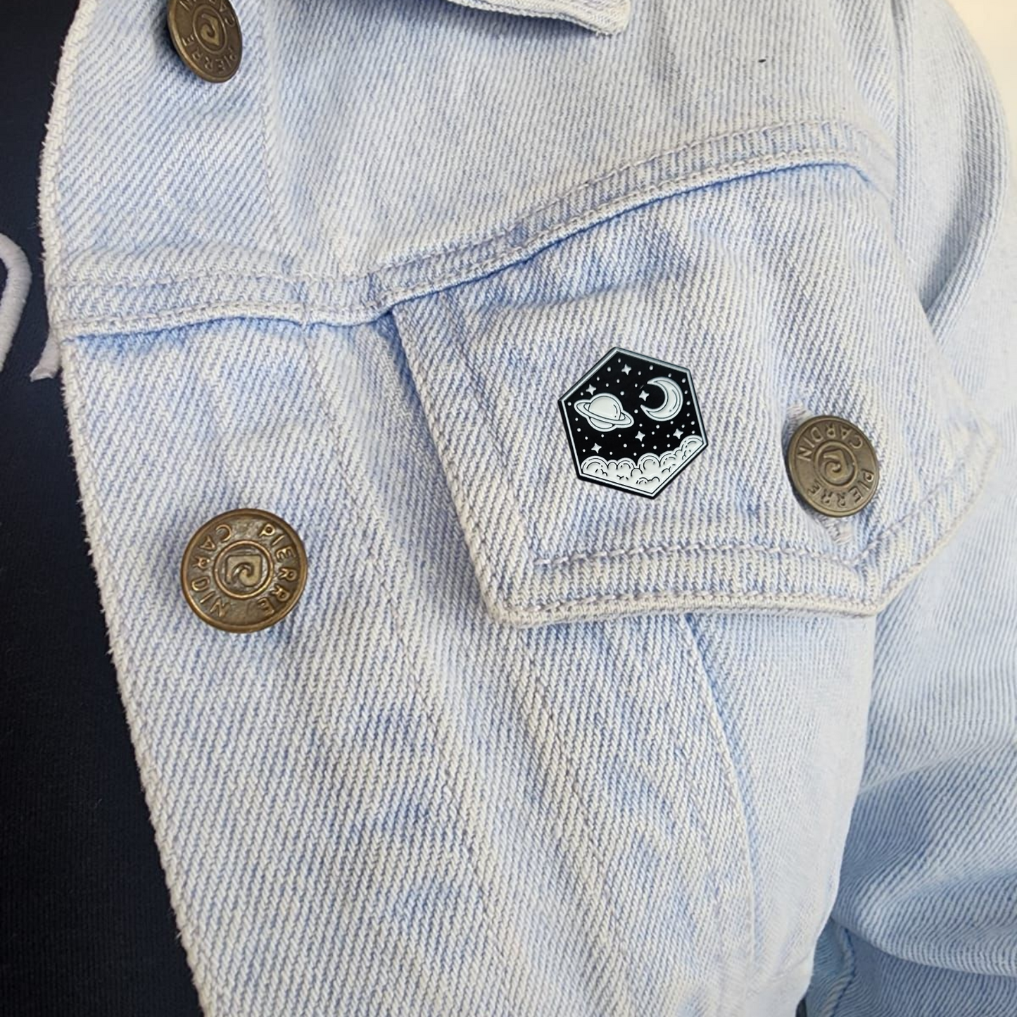 Pinexagono de planeta con luna