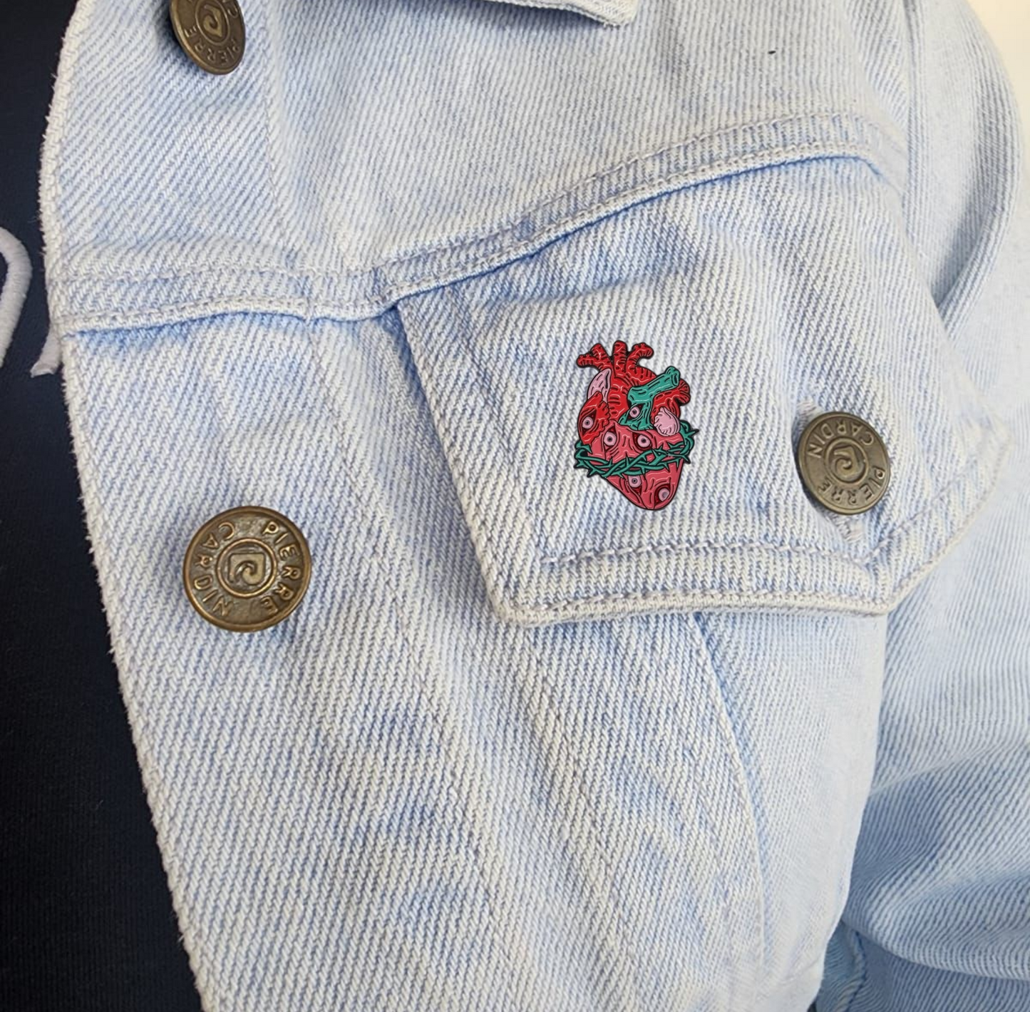 Pin corazón con ojos