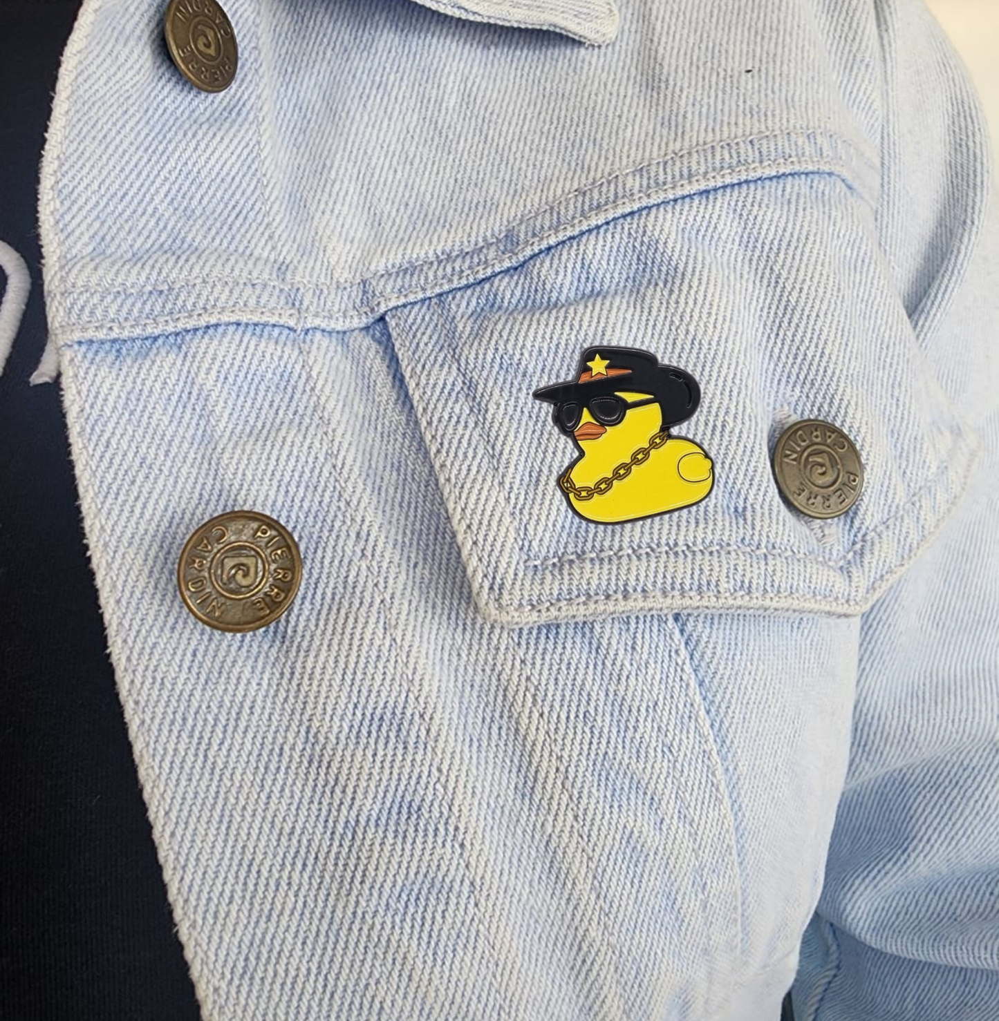 Pin pato con sombrero y cadena