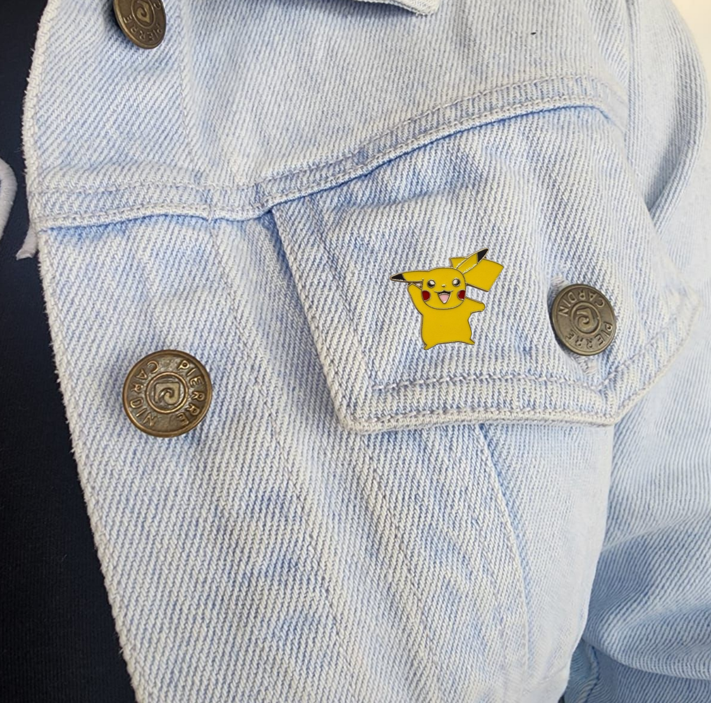 Pin pikachu saludando