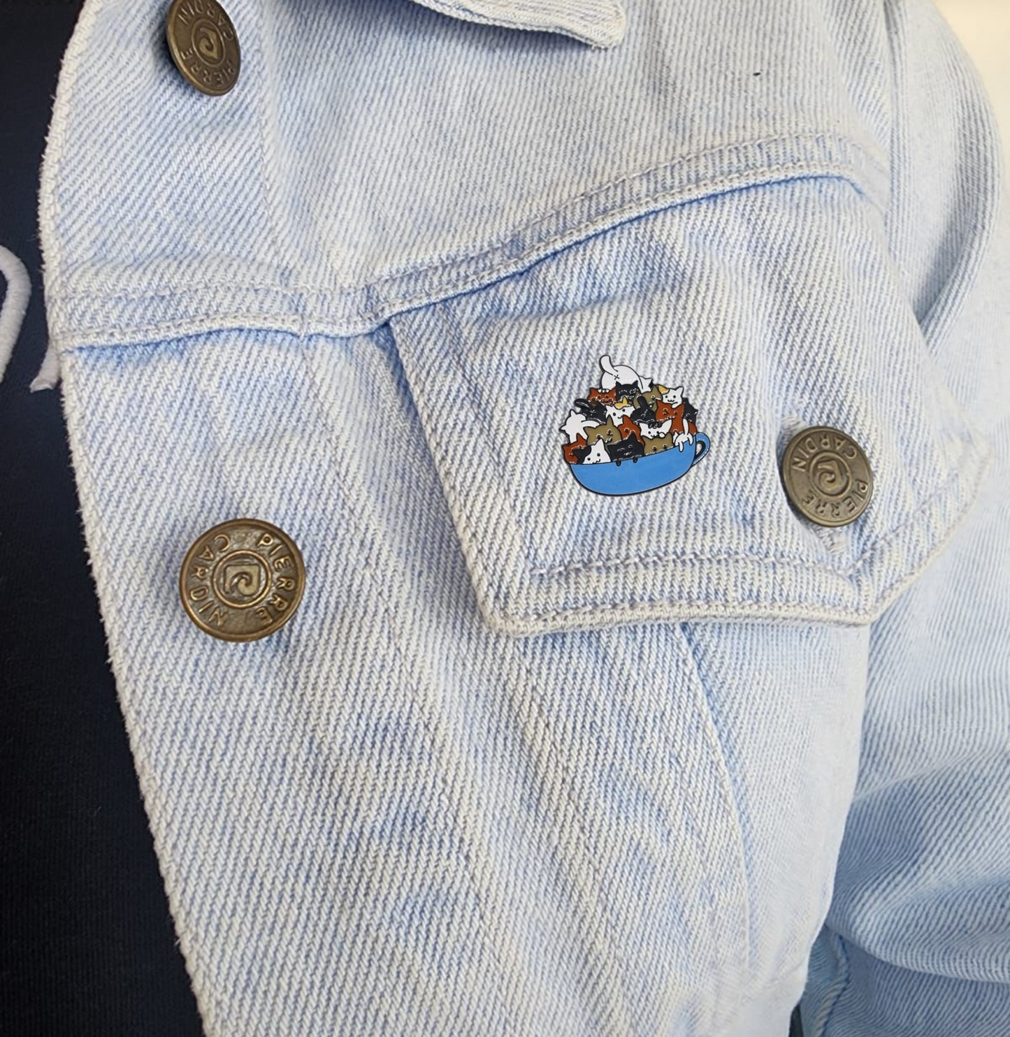 Pin taza celeste con gatos