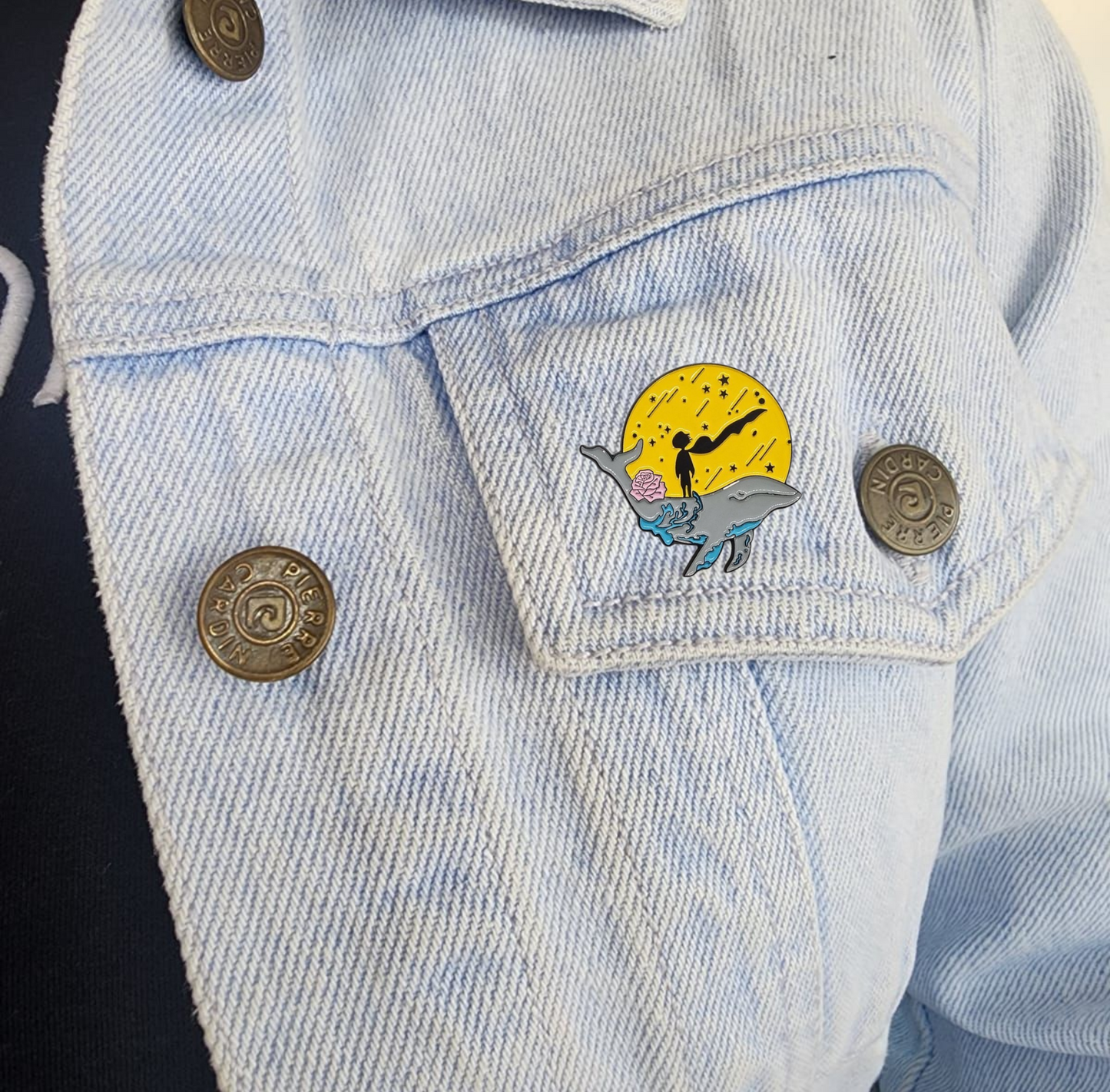 Pin principito en la luna sobre ballena