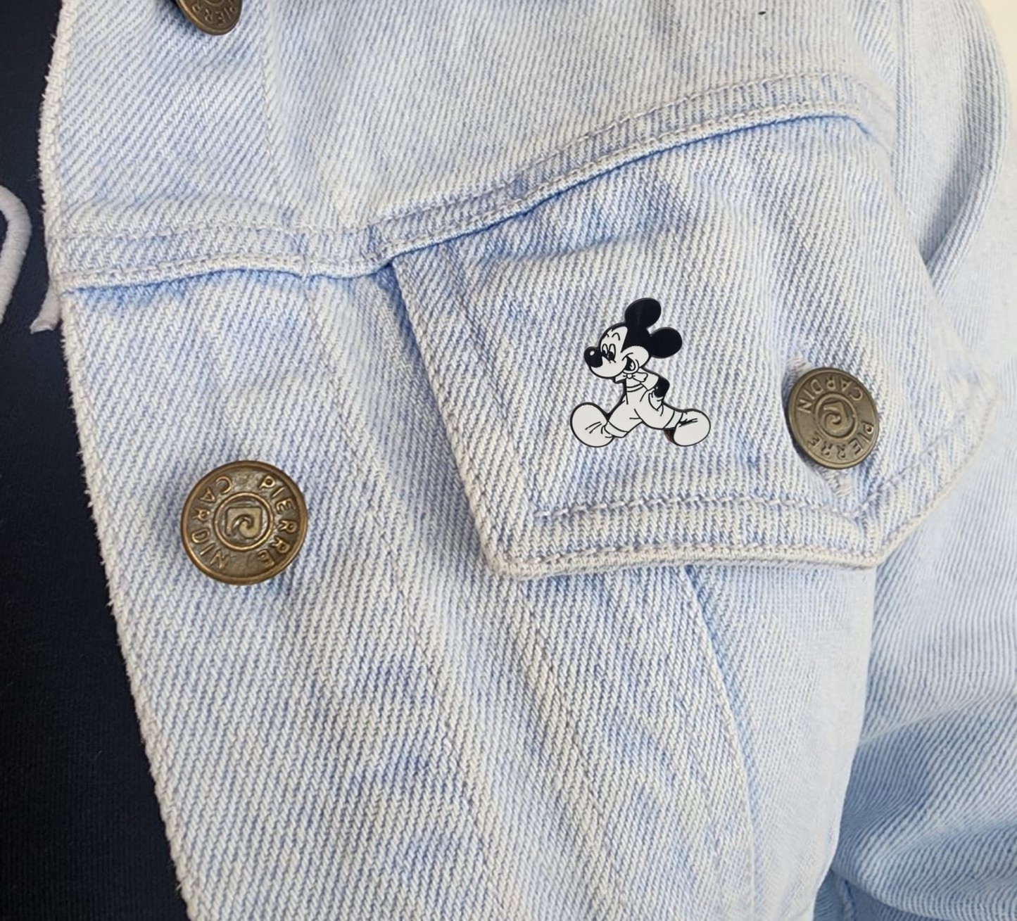 Pin mickey caminando