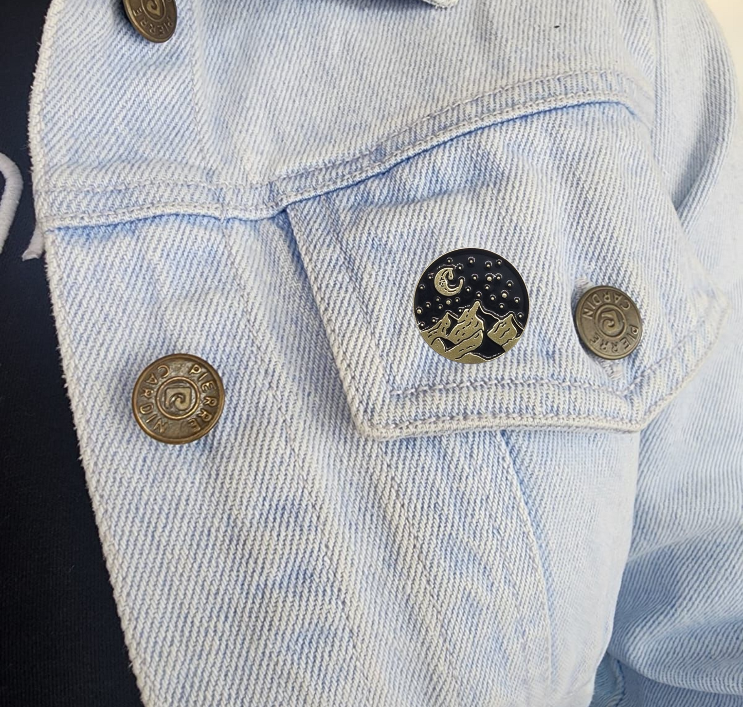 Pin paisaje noche y montañas