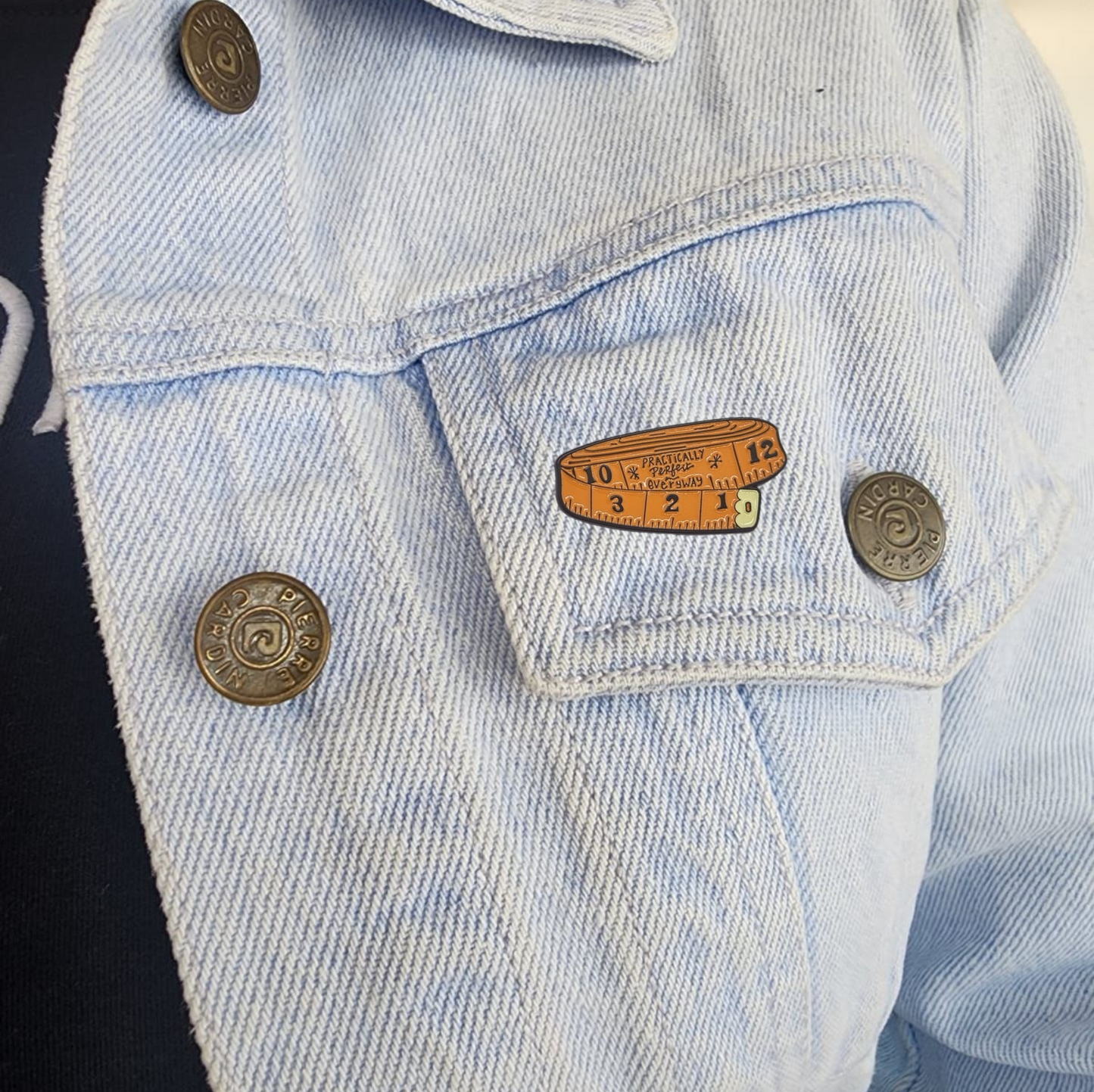 Pin cinta metrica naranja