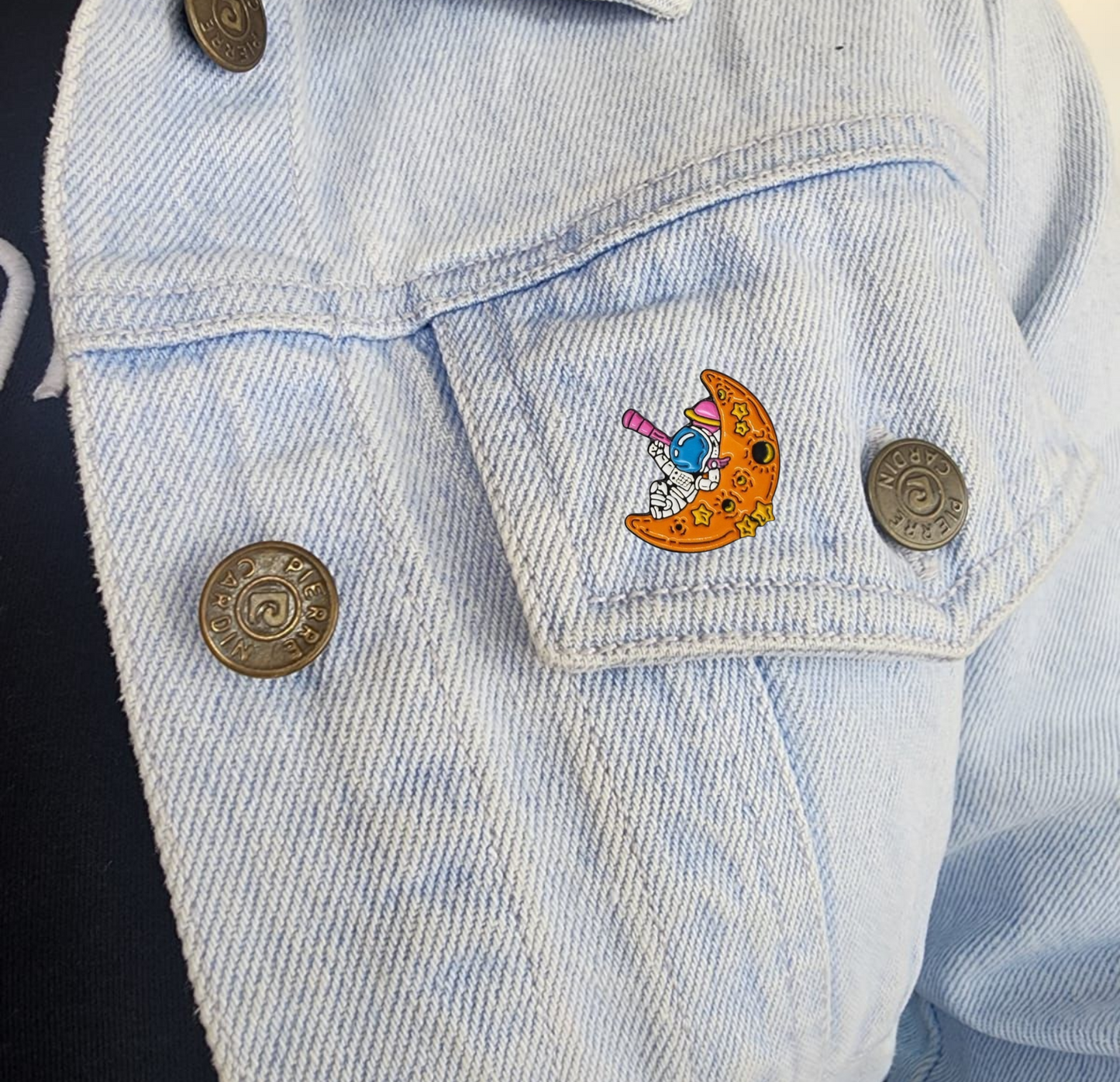 Pin astronauta en la luna