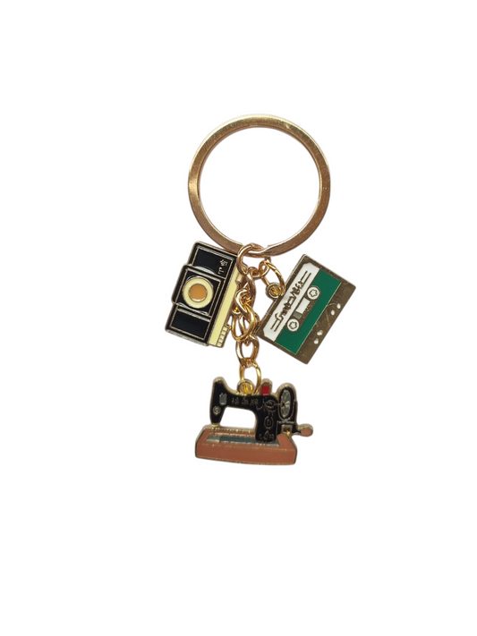 Llavero maquine de cocer con dijes de camaras