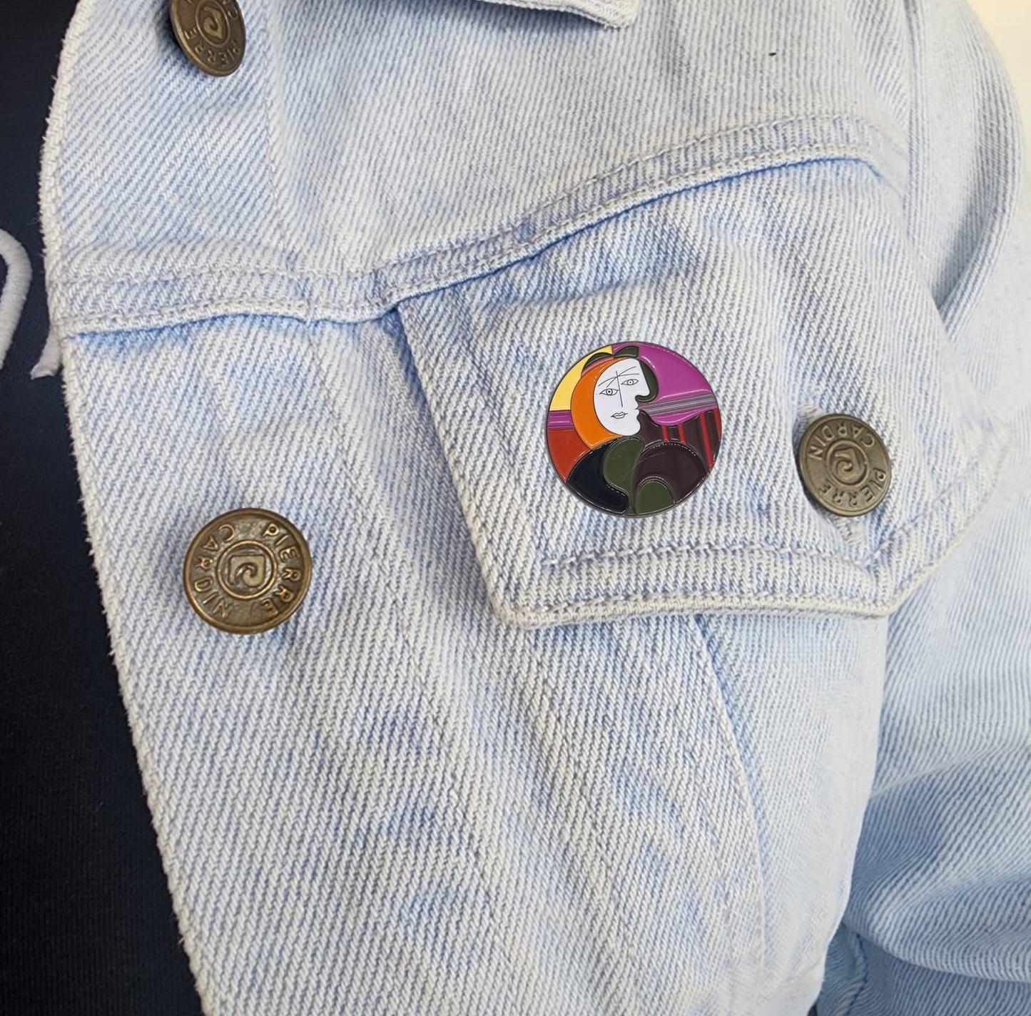 Pin "Mujer en sillón rojo"